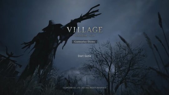 《生化危机8》新演示 伊森探索村庄，遇到狼人袭击